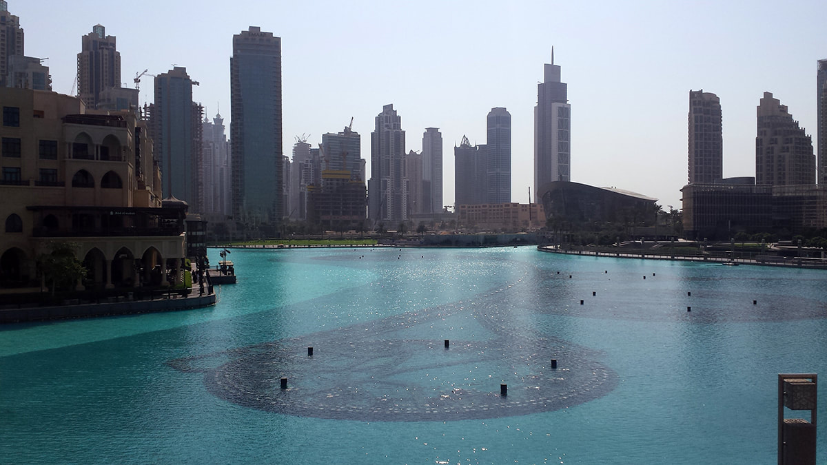 Picture of the Dubai Fountain on a sunny day 